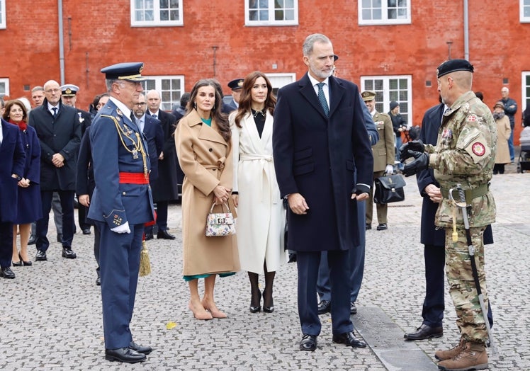 La Reina Letizia, la Princesa Mary y el Rey Felipe durante su visita a la Ciudadela de Copenhague.