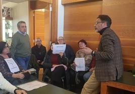 El alcalde Ángel Peralvo hablando con los vecinos que protestaban por la subida del IBI.