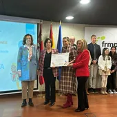 Marta Labrador y Juani Rubio recogiendo el certificado de parte de UNICEF.