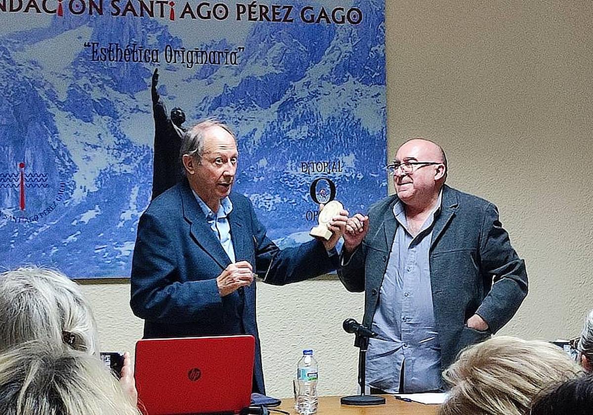 Los peñarandinos Ignacio Gómez de Liaño y Fernando Labajos tras una conferencia.