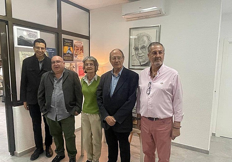 Foto de familia con miembros de la Fundación Santiago Pérez Gago, donde Ignacio Gómez de Liaño, impartió una exitosa conferencia titulada 'El camino de Dalí' con aforo completo.