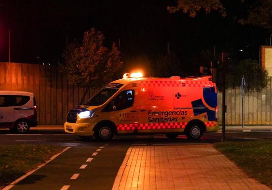 Una ambulancia de noche.