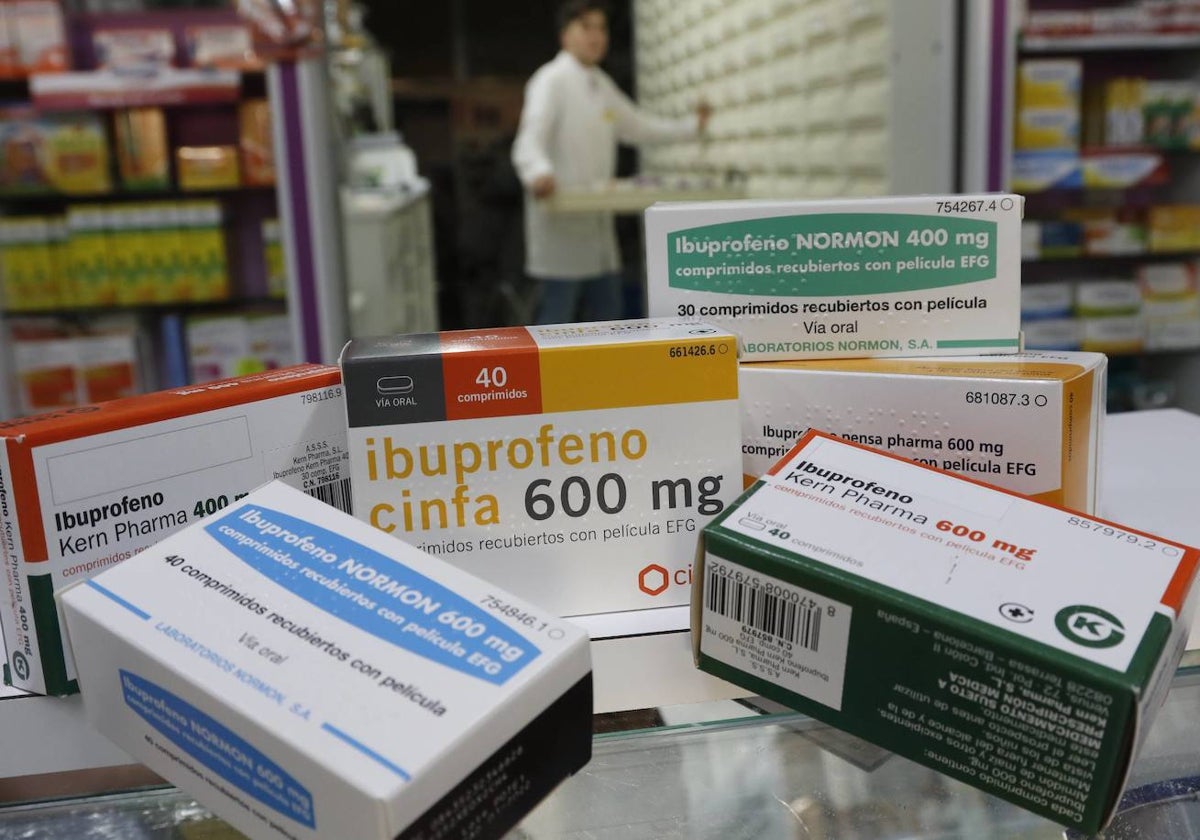 Envases de ibuprofeno en una farmacia salmantina.