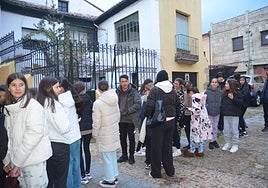 Jóvenes frente al Cine Juventud, momentos antes de su apertura.
