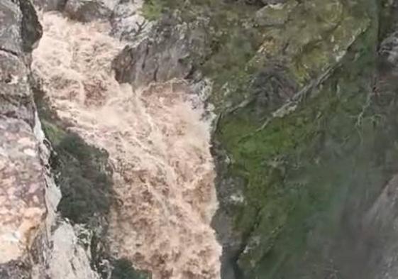 Así de espectacular baja el Cachón de Camaces, la desconocida cascada enclavada en Las Arribes