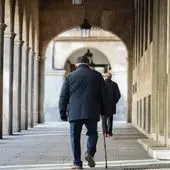 Un anciano pasea por Salamanca.