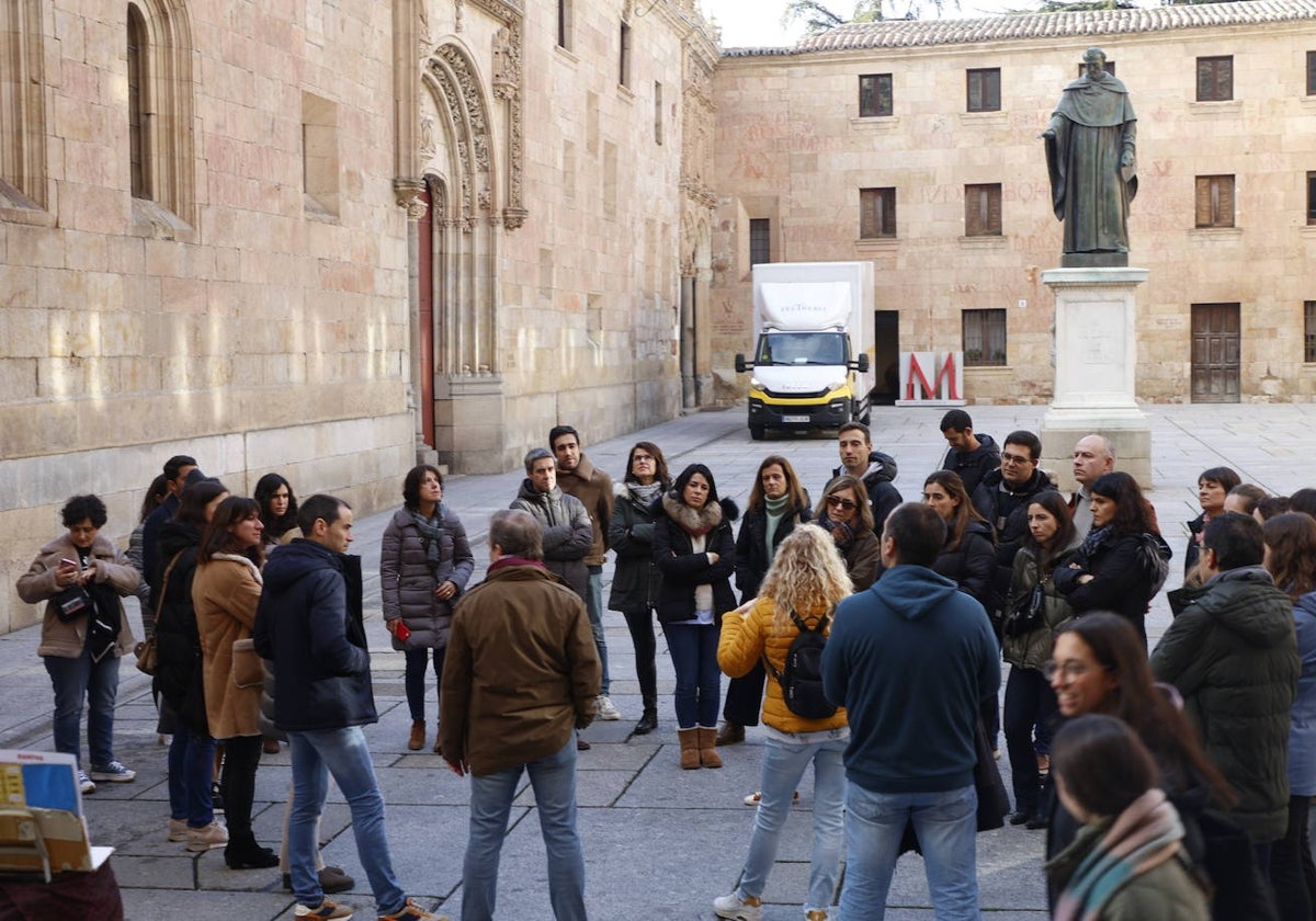 Un grupo de turistas el pasado enero frente a las Escuelas Mayores.