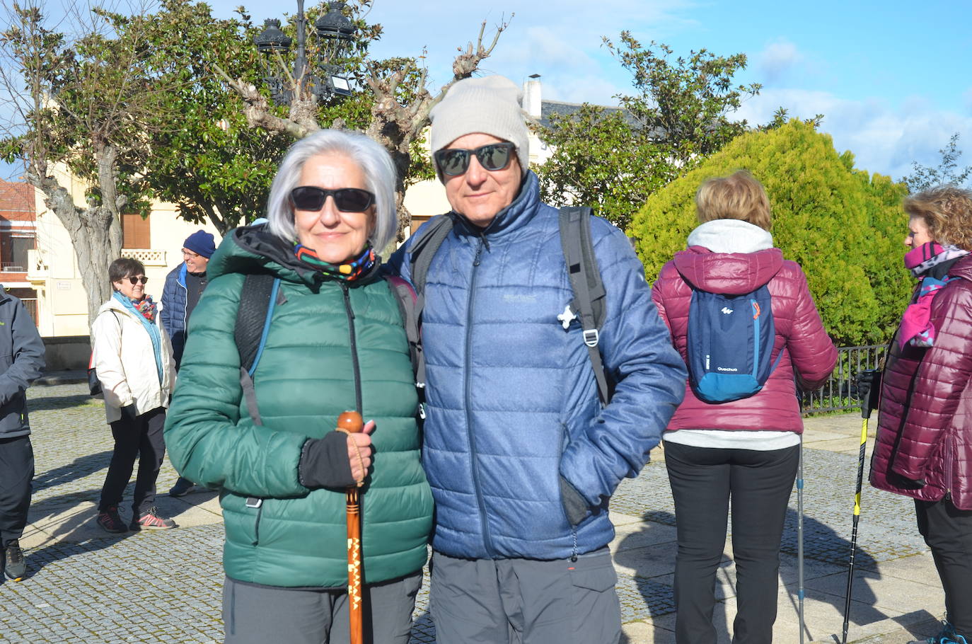 Más de 200 senderistas salen al encuentro de los almendros en flor desde La Fregeneda