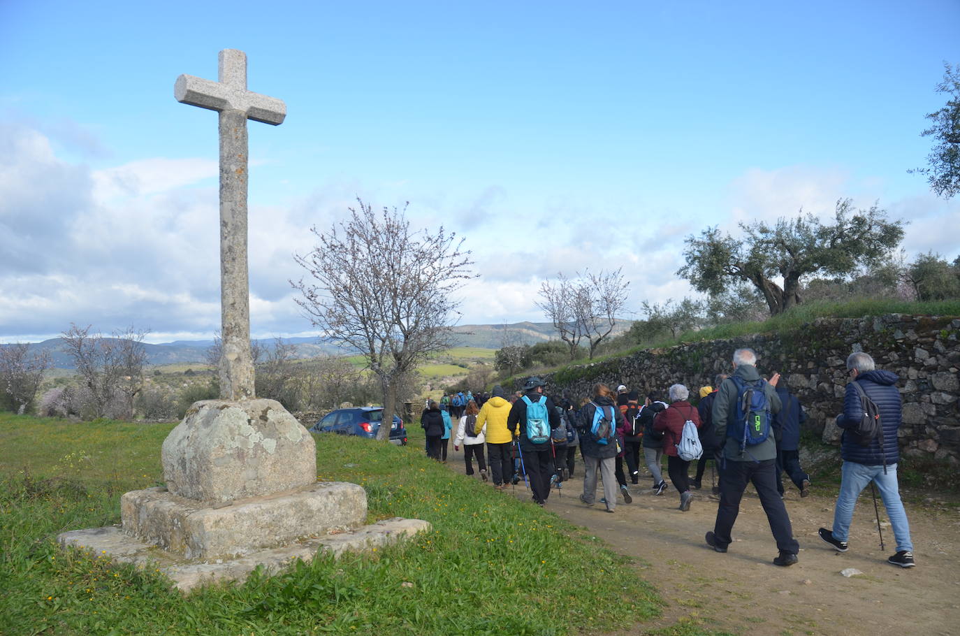 Más de 200 senderistas salen al encuentro de los almendros en flor desde La Fregeneda