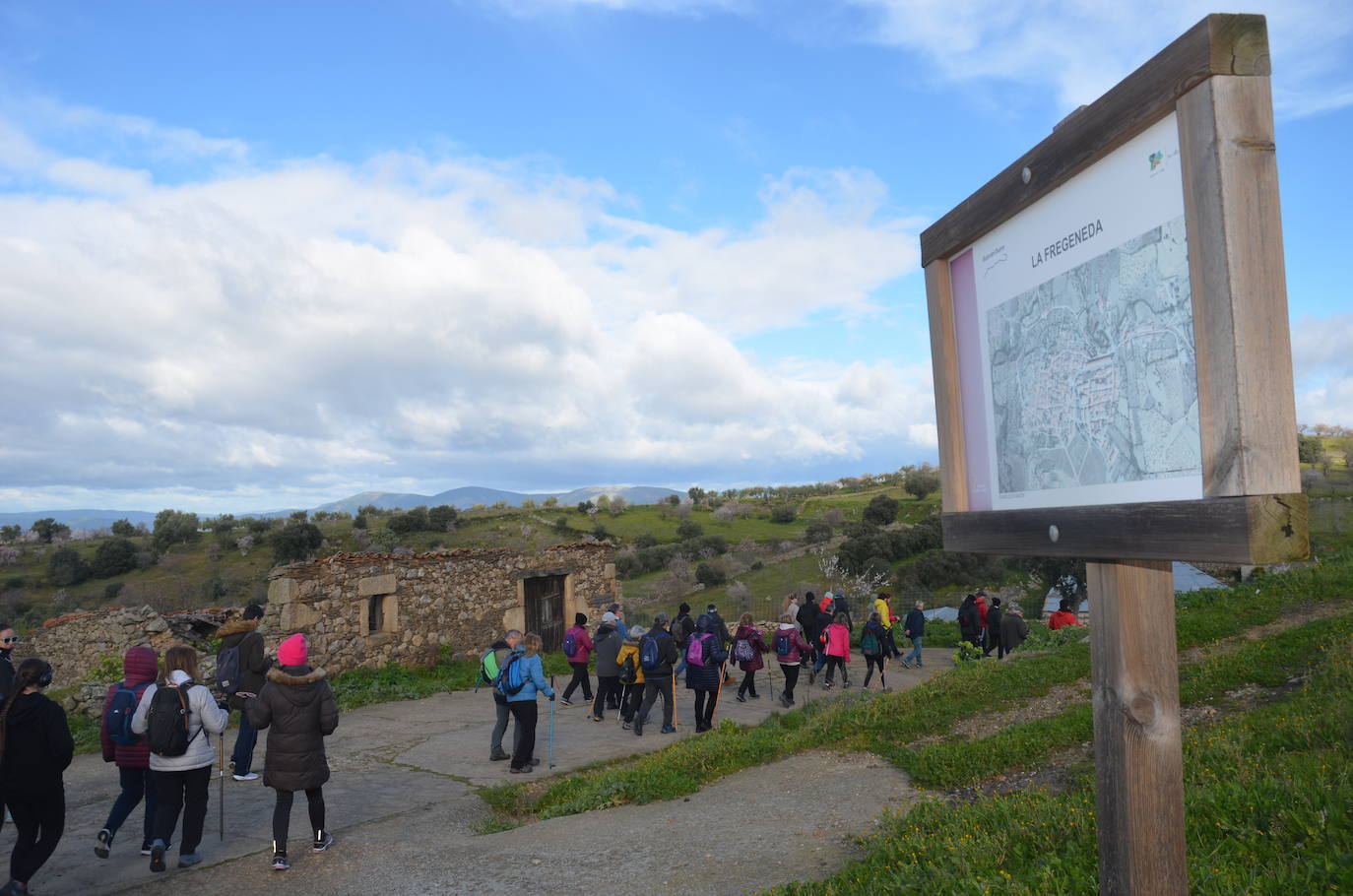 Más de 200 senderistas salen al encuentro de los almendros en flor desde La Fregeneda