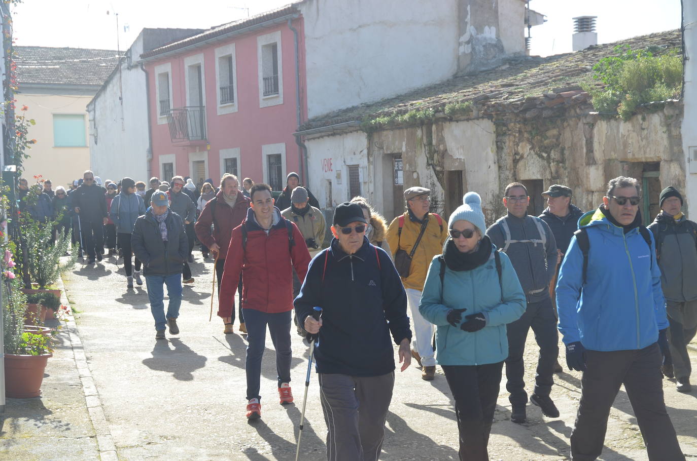 Más de 200 senderistas salen al encuentro de los almendros en flor desde La Fregeneda