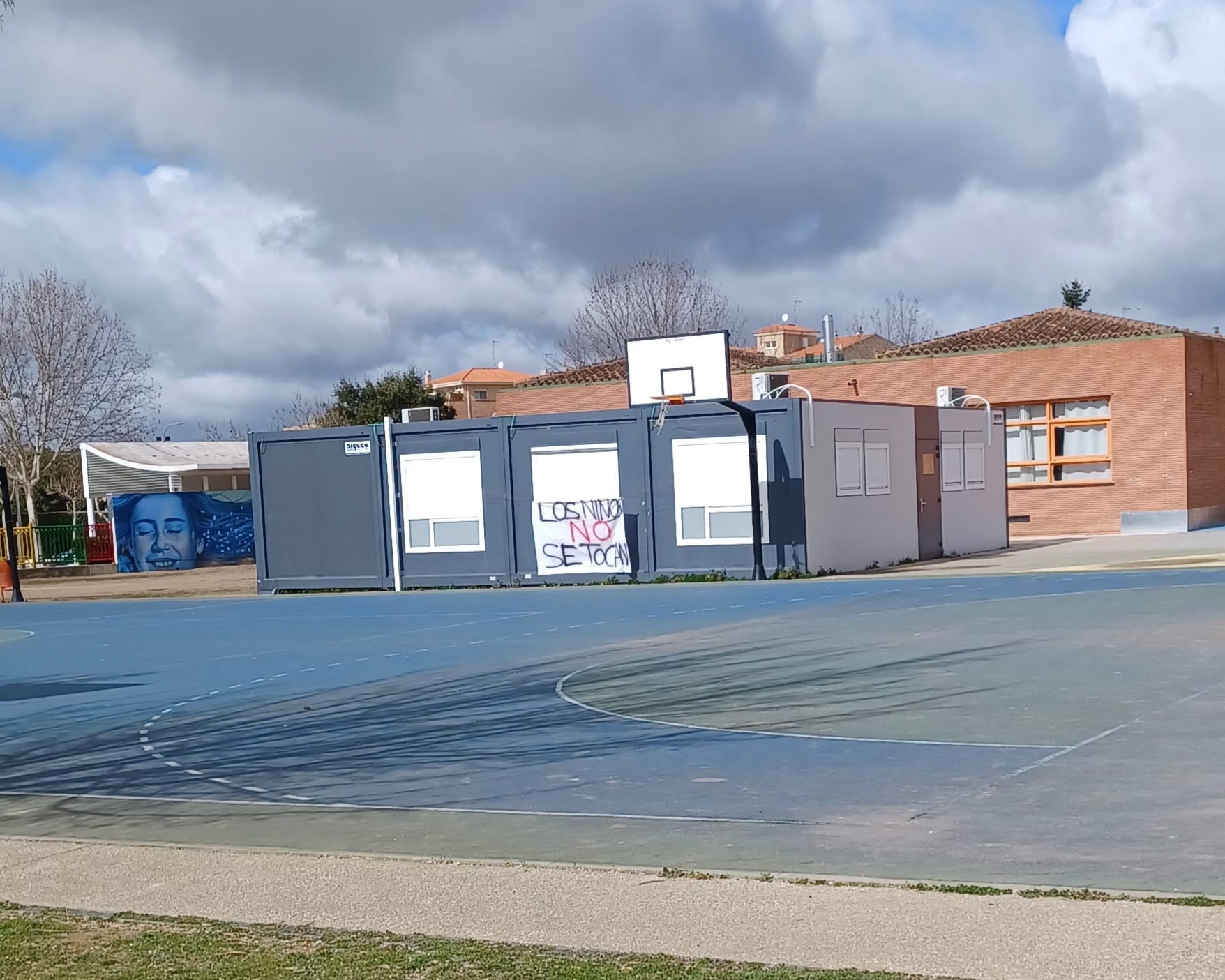 Ataque vandálico en el colegio Pablo Picasso de Carbajosa: «Los niños no se tocan»