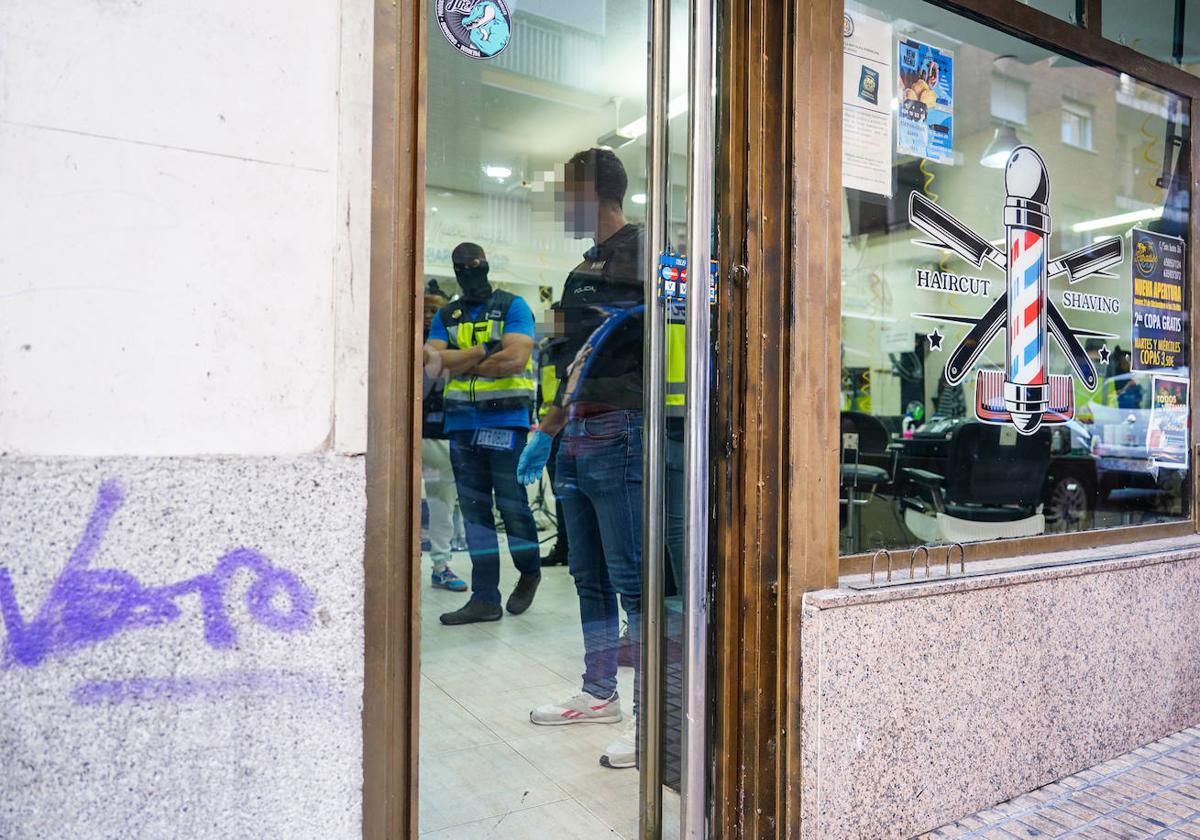 Agentes de la Unidad de Droga y Crimen Organizado (UDYCO) en el registro de una de las barberías.