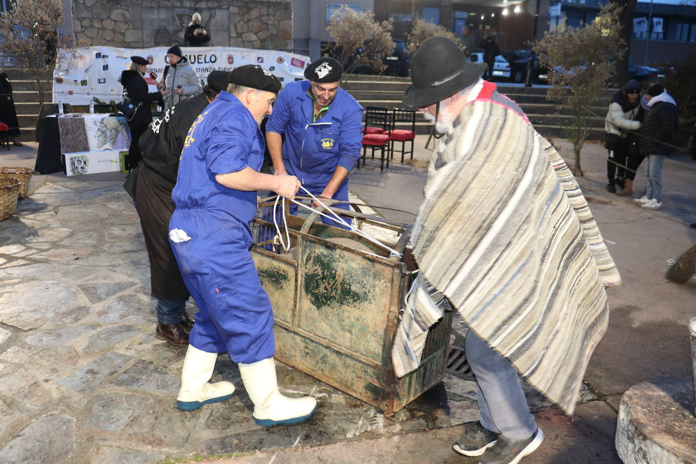 Guijuelo disfruta de su matanza nocturna