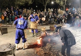 Imagen de la matanza nocturna celebrada este sábado en la plaza de Castilla y León de Guijuelo