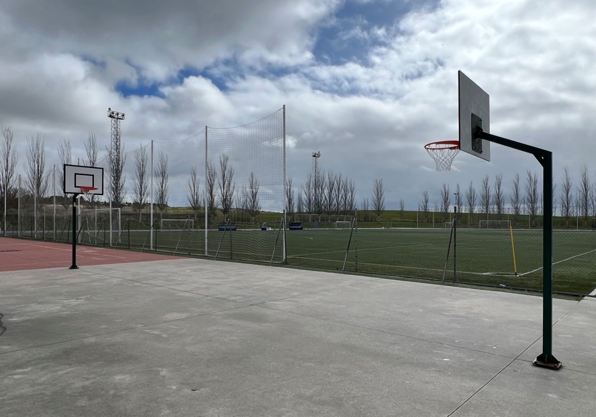 Nuevas canastas en la pista de baloncesto del Complejo Deportivo de Carbajosa.