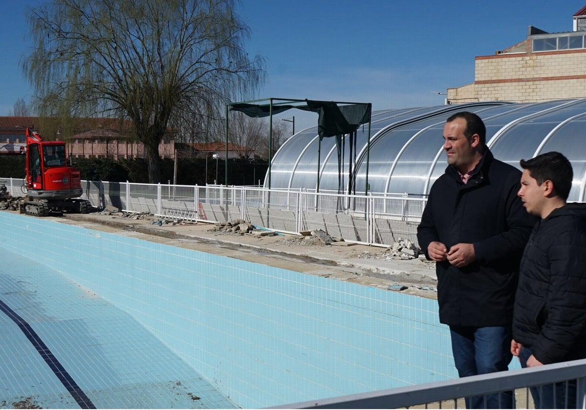 El alcalde, David Mingo, y el edil, Jorge Valiente, en la piscina.