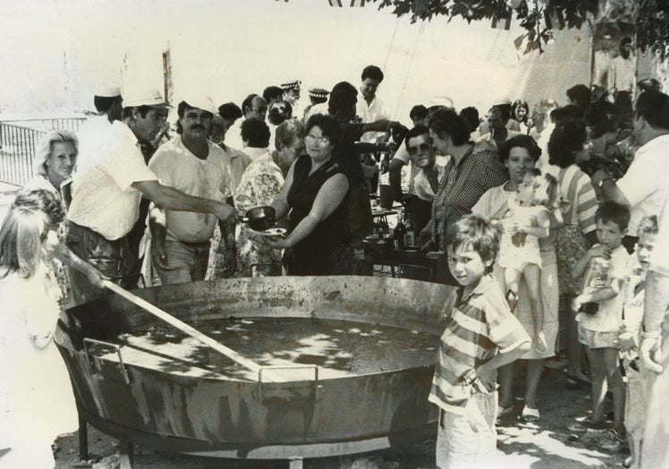 Agosto de fiestas de la patrona: Los vecinos de Puente Ladrillo celebraron las fiestas en honor a su patrona con una paellada popular en el año 1990: