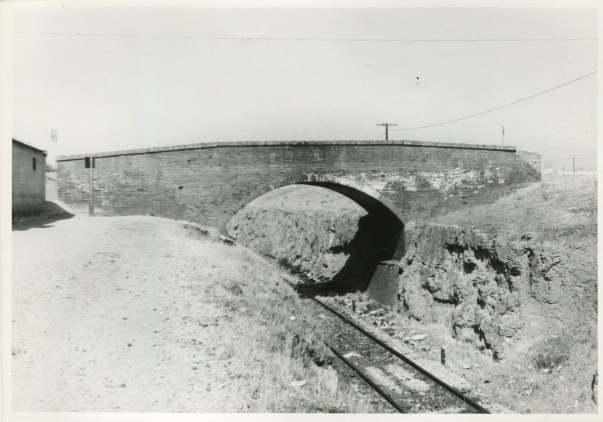 Puente ladrillo en los años 80: la infraestructura que dio nombre a un barrio.