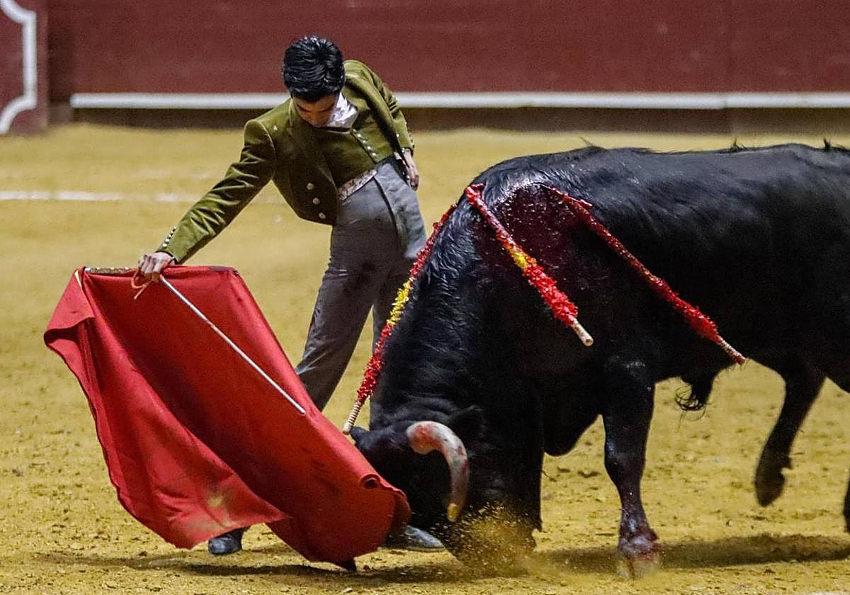 Derechazo de Marco Pérez al sobrero de Castillejo.