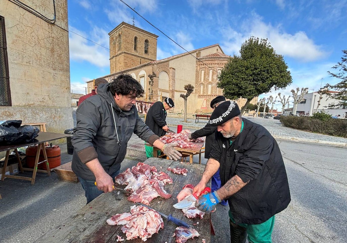 Más de 200 vecinos participan en la XII matanza de Villar de Gallimazo