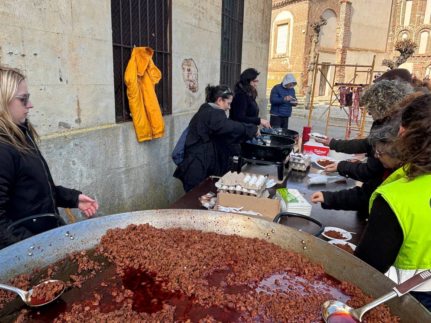 Más de 200 vecinos participan en la XII matanza de Villar de Gallimazo