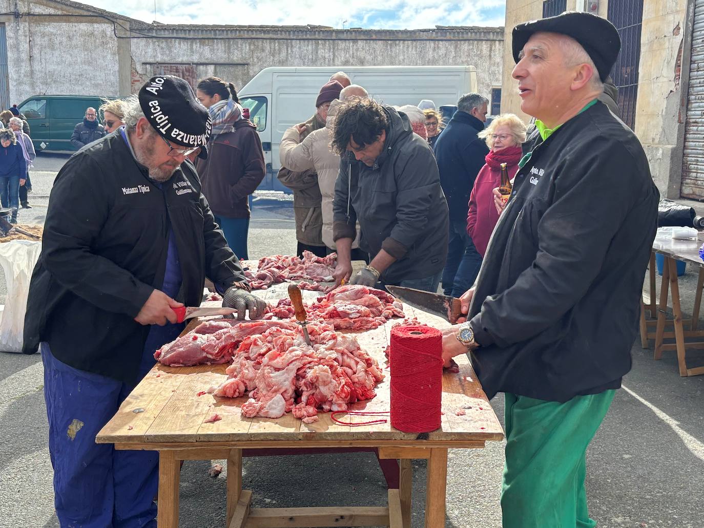 Más de 200 vecinos participan en la XII matanza de Villar de Gallimazo