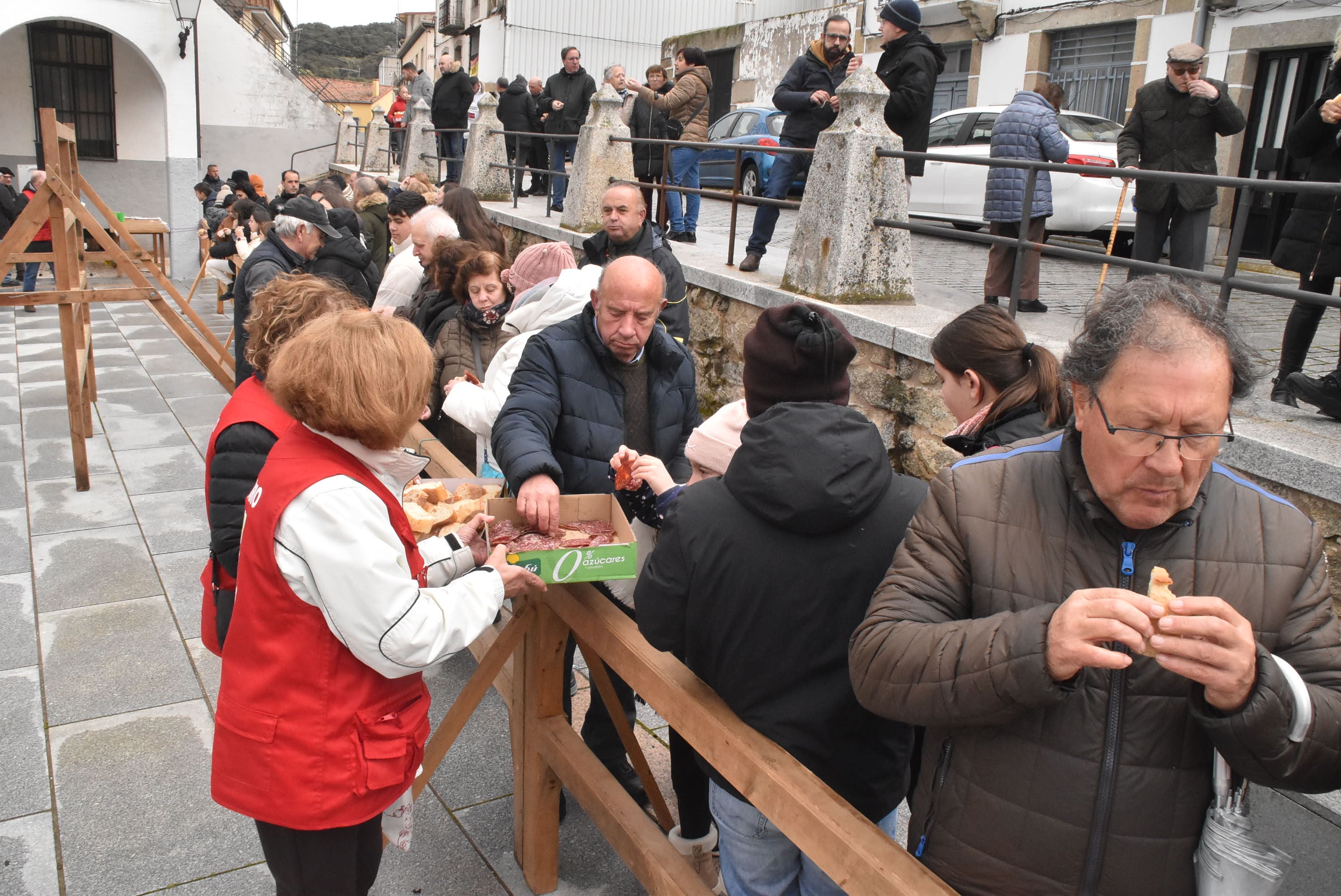 Ledrada une la tradición y la solidaridad en torno a su matanza