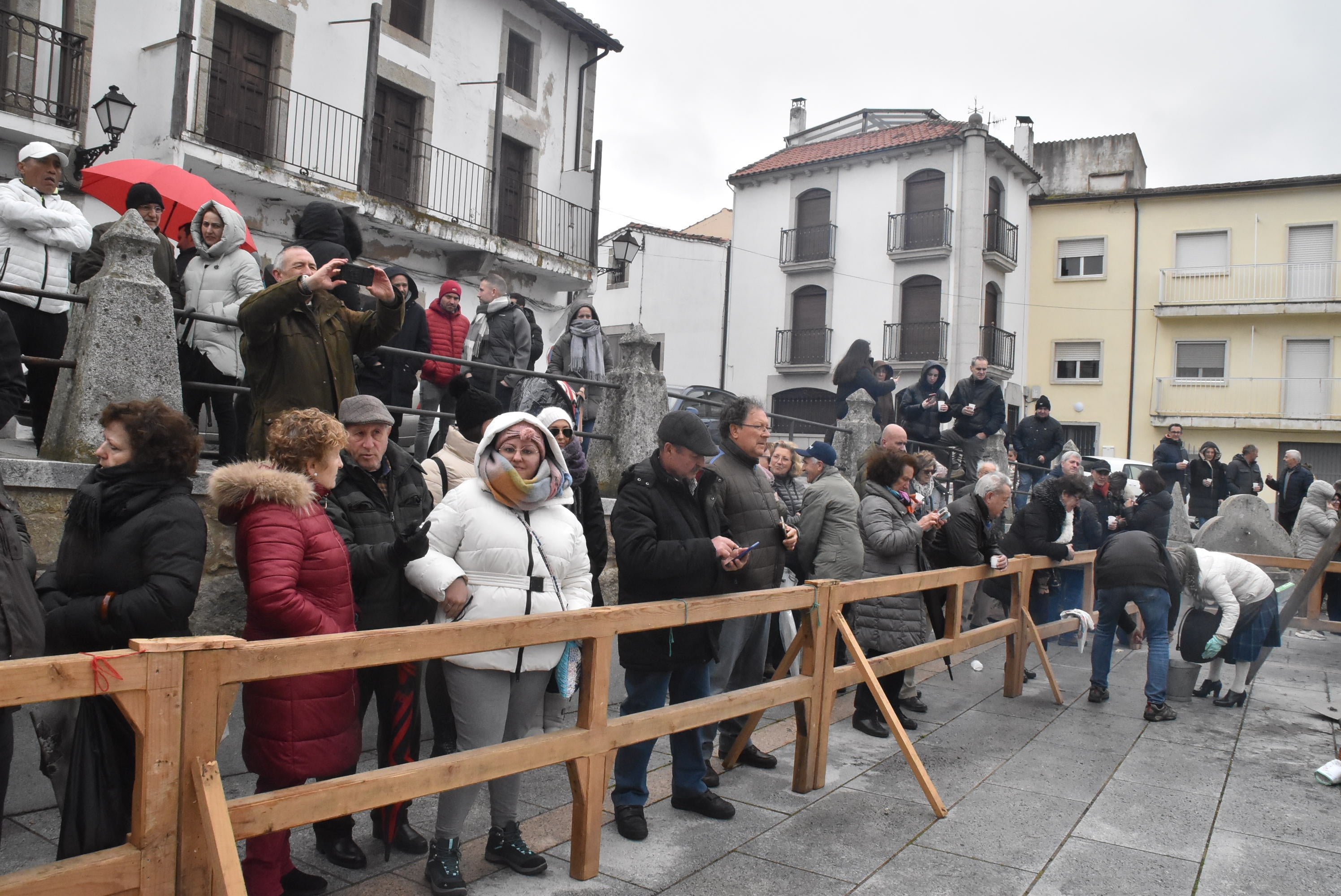 Ledrada une la tradición y la solidaridad en torno a su matanza