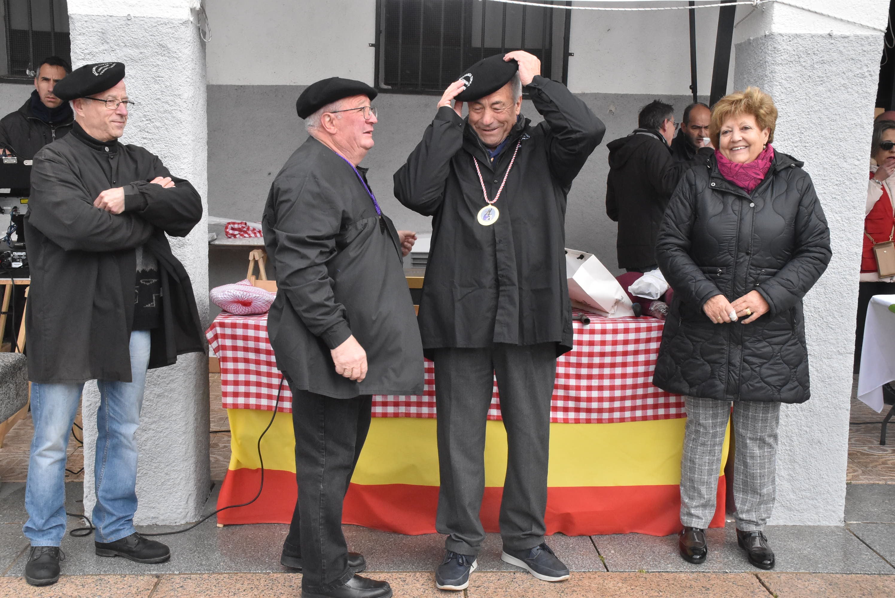 Ledrada une la tradición y la solidaridad en torno a su matanza