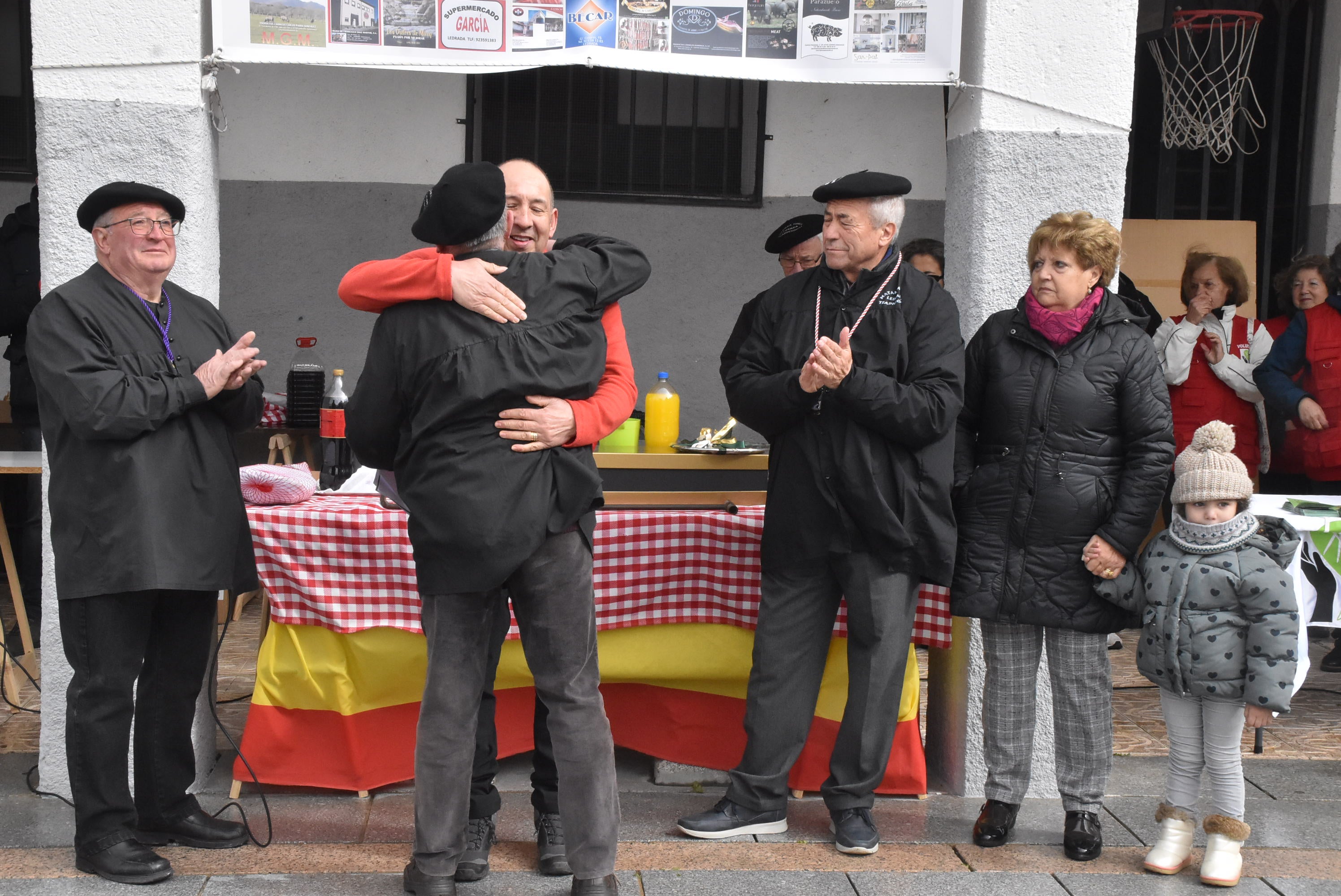 Ledrada une la tradición y la solidaridad en torno a su matanza