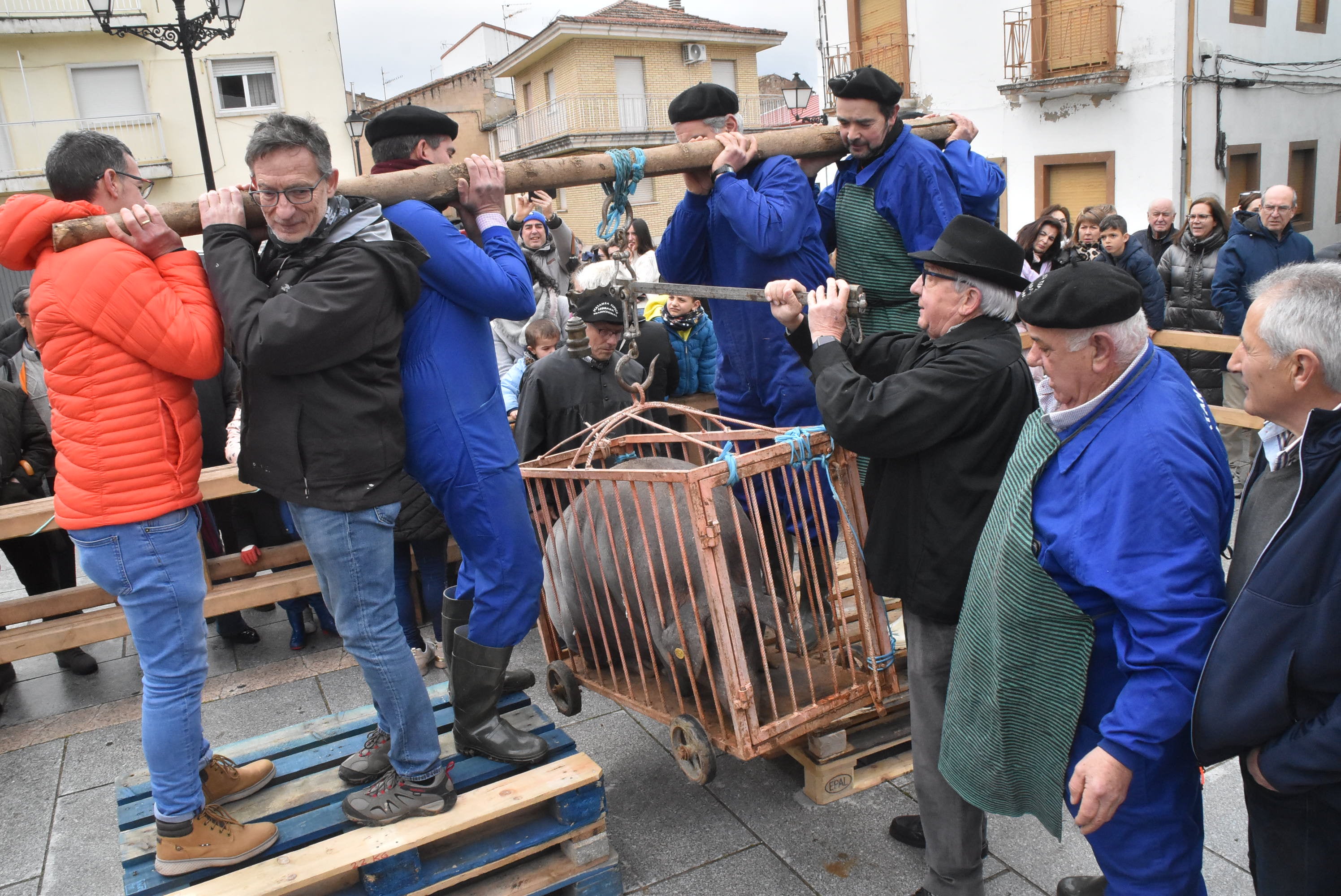 Ledrada une la tradición y la solidaridad en torno a su matanza