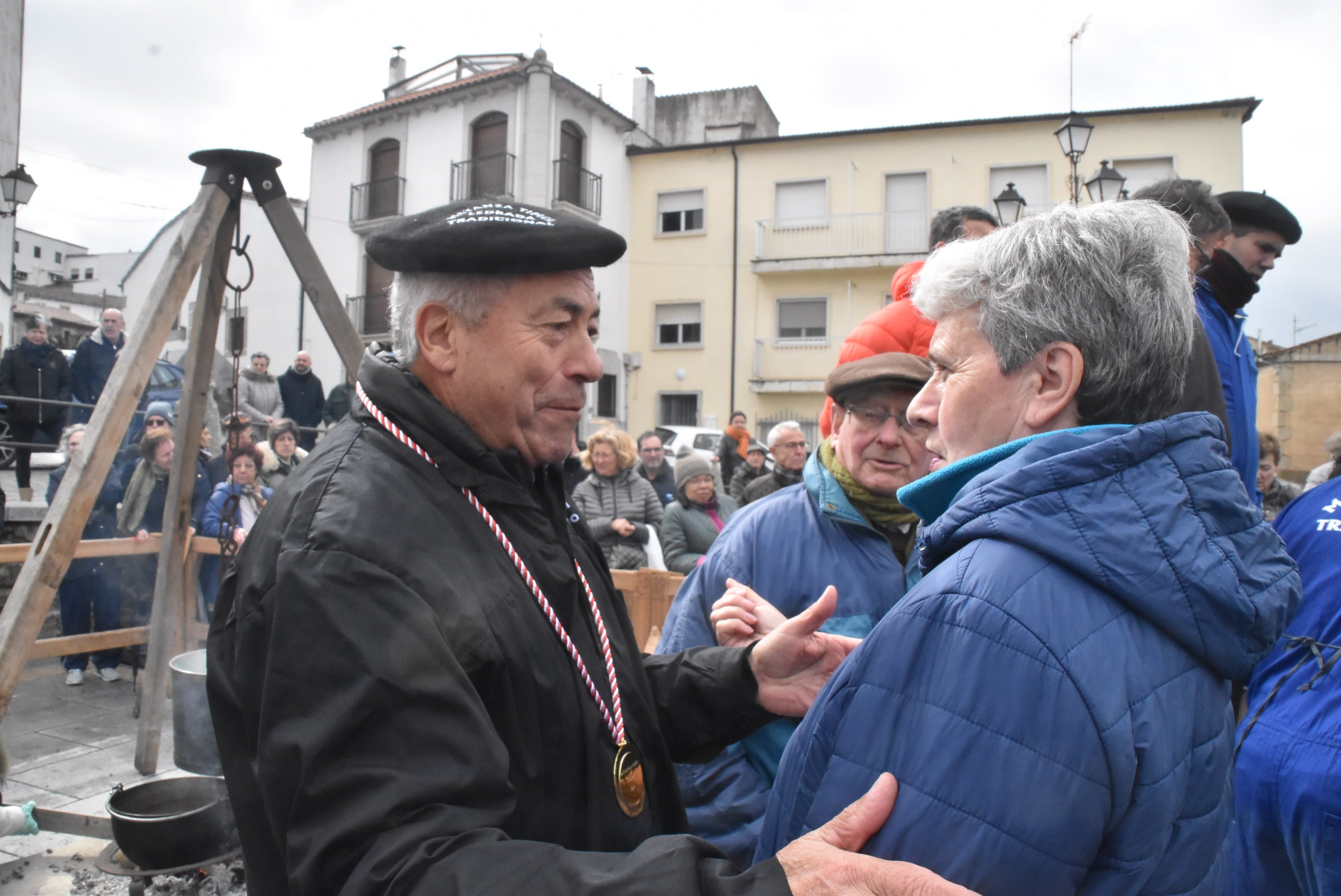 Ledrada une la tradición y la solidaridad en torno a su matanza