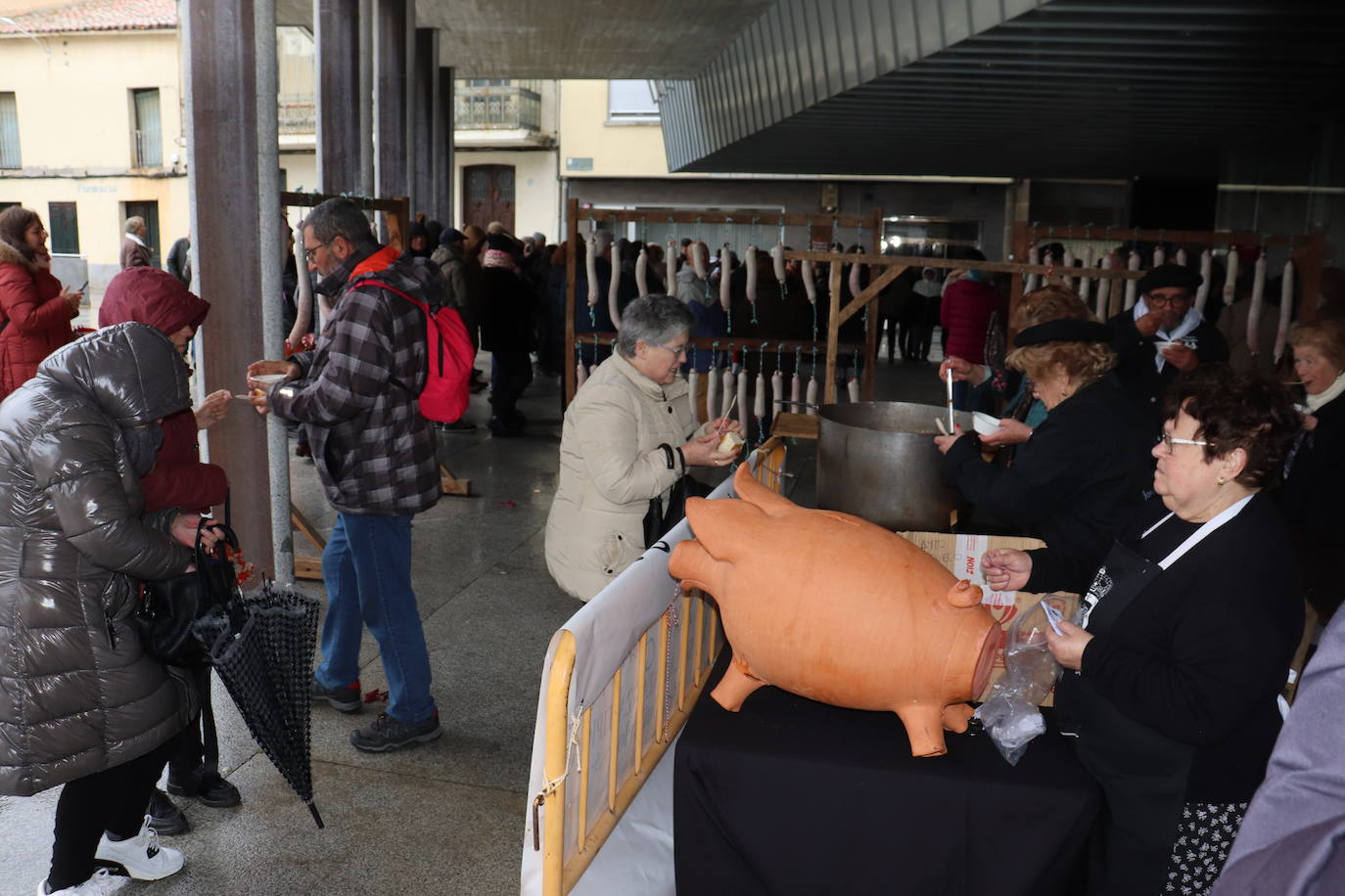 &quot;Cochino matado, invierno solucionado&quot;, Guijuelo despide su matanza típica 2024