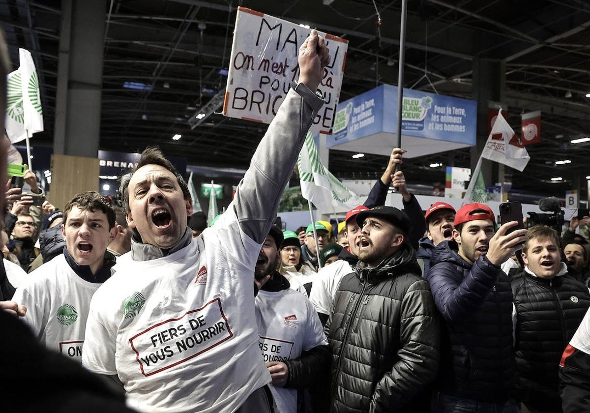 Agricultores abuchean a Macron en el Salón de París.