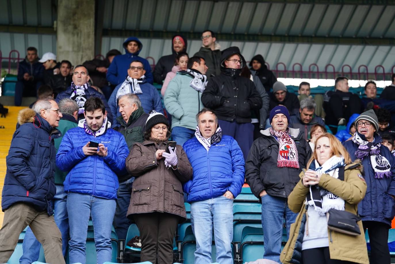 Búscate en la grada del Helmántico en el partido entre el Salamanca UDS y el Bembibre