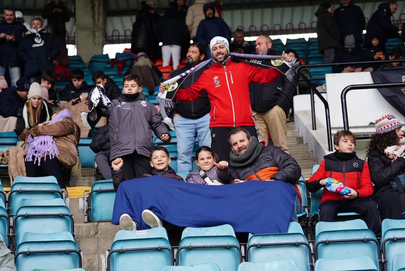 Búscate en la grada del Helmántico en el partido entre el Salamanca UDS y el Bembibre