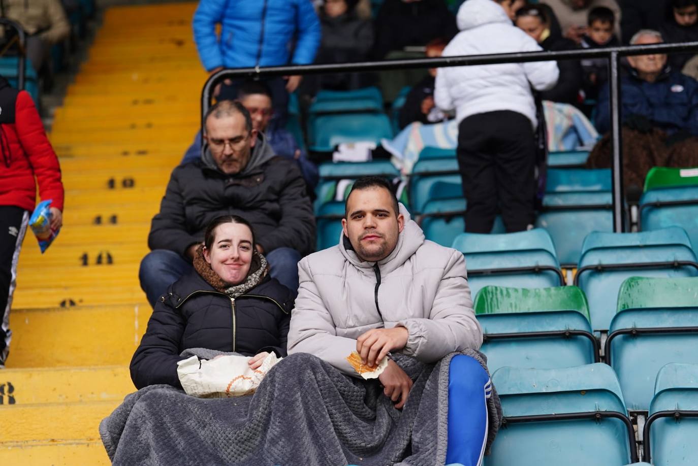 Búscate en la grada del Helmántico en el partido entre el Salamanca UDS y el Bembibre