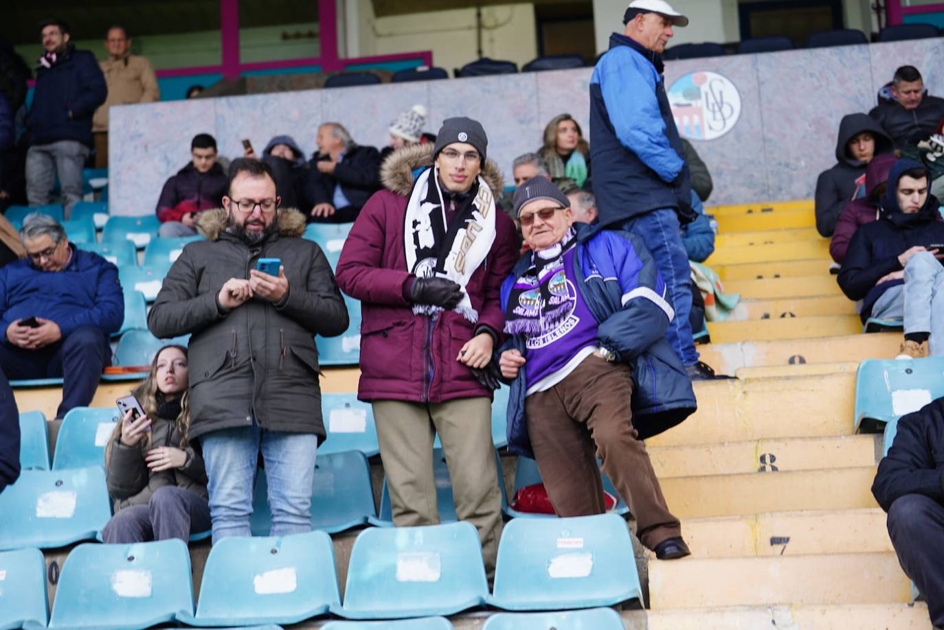 Búscate en la grada del Helmántico en el partido entre el Salamanca UDS y el Bembibre