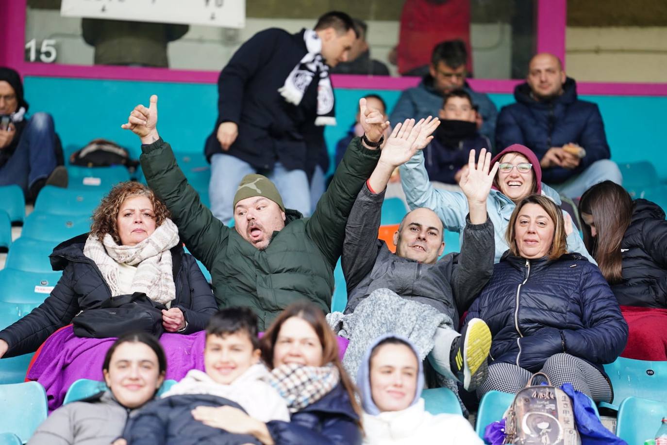 Búscate en la grada del Helmántico en el partido entre el Salamanca UDS y el Bembibre