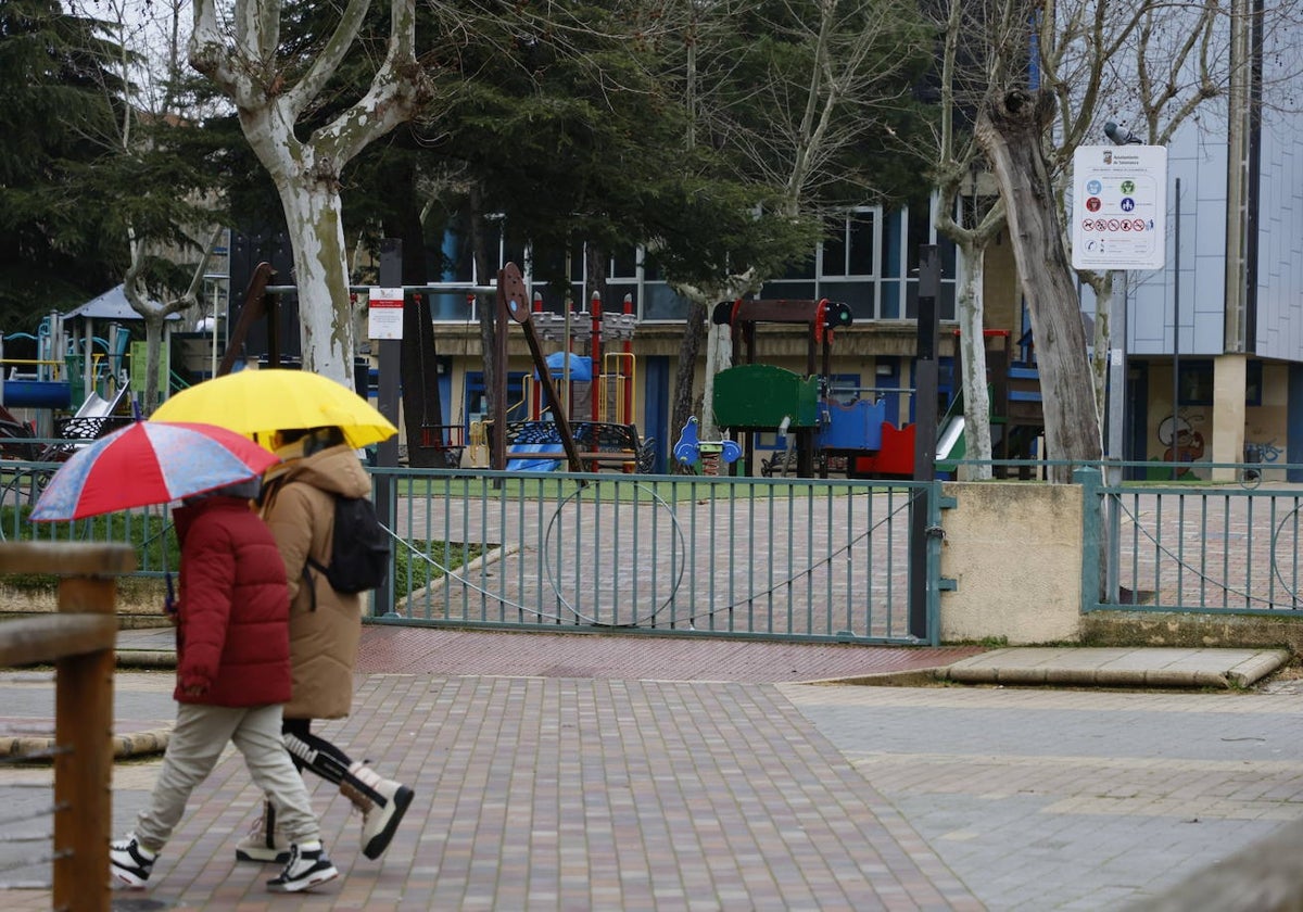 Uno de los parques cerrados durante el domingo por el viento.