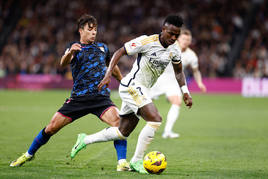 Vinicius (Real Madrid) y Oliver Torres (Sevilla FC) en una jugada