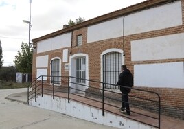 Entrada de un consultorio rural de la comarca de Peñaranda.