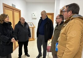 Susana Sánchez, M. Ángel Montoiro, Pedro Astudillo, Jorge Yagüe y José María Monsalvo reunidos en el Ayuntamiento de Villaflores.