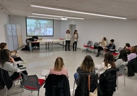 La concejala Sara García da la bienvenida a las madres participantes en la primera sesión de la escuela.