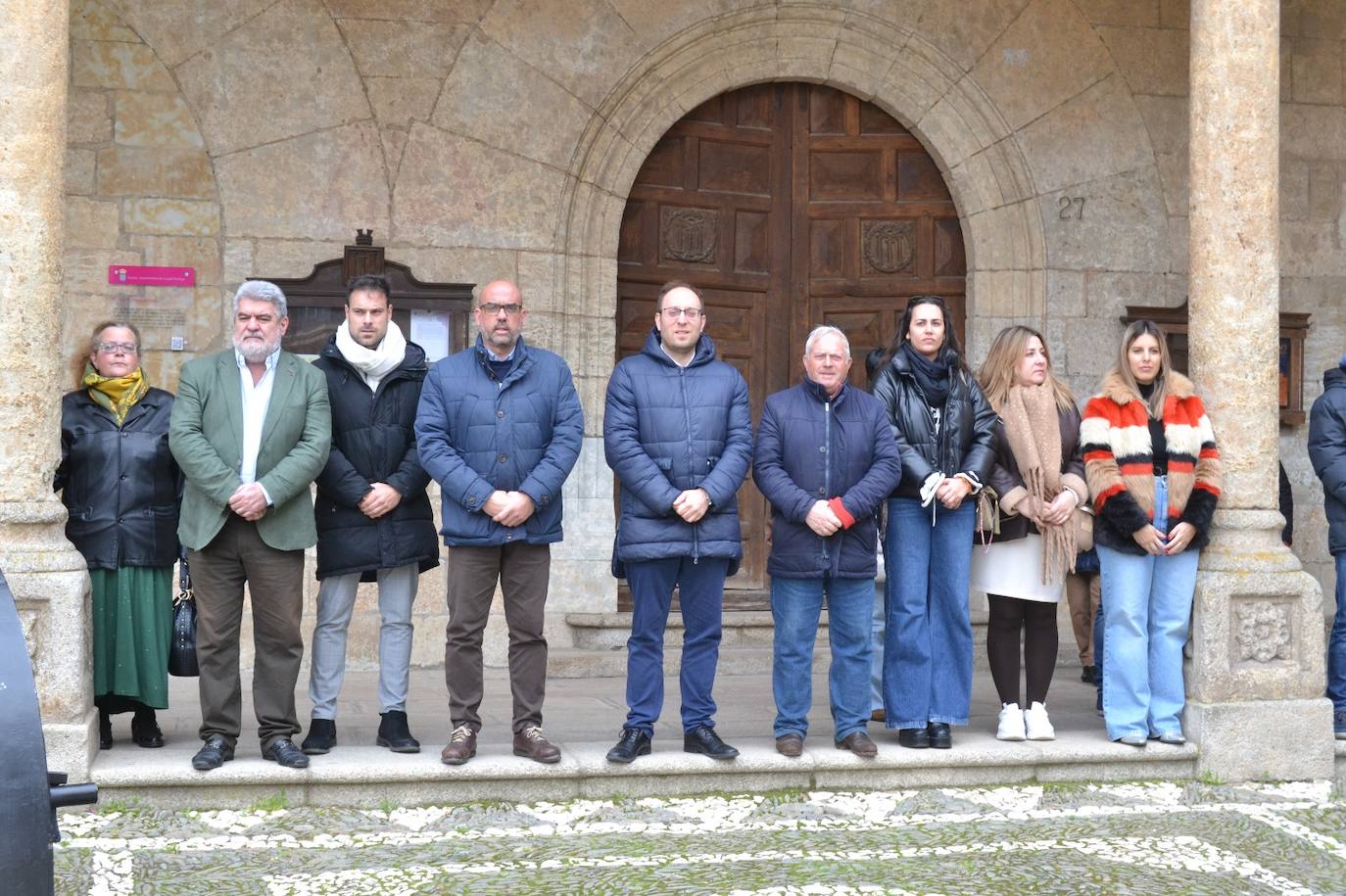 Minuto de silencio a la puerta del Ayuntamiento de Miróbriga.