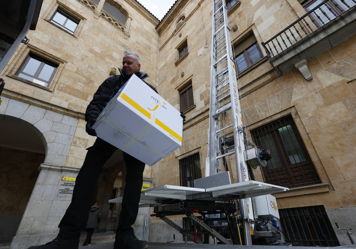 Un trabajador con una de las cajas de mudanza de la Fiscalía de Menores.