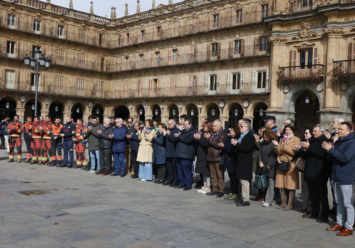 Salamanca rinde homenaje a las víctimas del incendio de Valencia