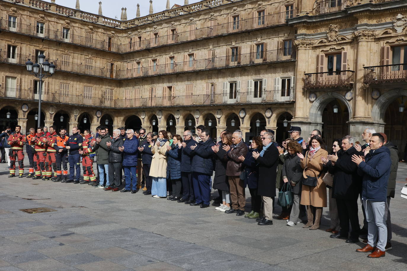 Minuto de silencio en la Plaza Mayor de Salamanca celebrado a mediodía de este lunes