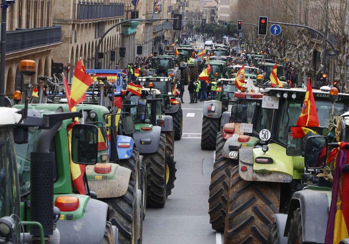 Tractores en la Gran Vía de Salamanca en una de las protestas agrarias de este mes